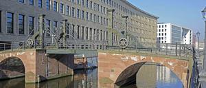 Die Jungfernbrücke am Kupfergraben. Sie soll die älteste Brücke der Stadt Berlin sein.