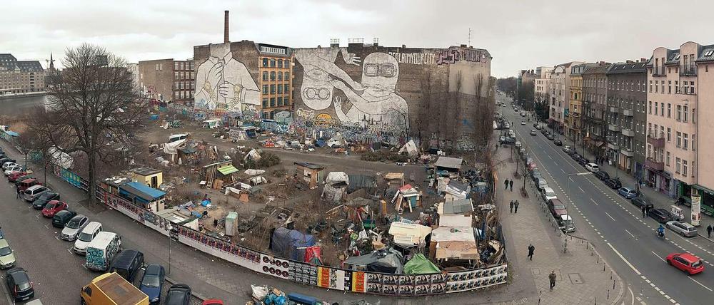 ...zwischen Schlesischer Straße, Cuvrystraße und Spree ist in diesem Winter eine Hüttensiedlung entstanden. Drop-Outs treffen hier auf Flüchtlinge und Wanderarbeiter.