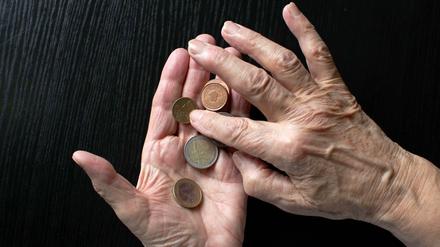 Für die gut 20,5 Millionen Rentner steigen die Renten am 1. Juli in Ost und West.