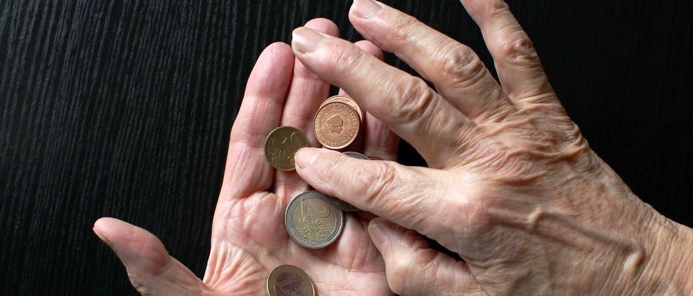 Für die gut 20,5 Millionen Rentner steigen die Renten am 1. Juli in Ost und West.