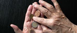 Für die gut 20,5 Millionen Rentner steigen die Renten am 1. Juli in Ost und West.