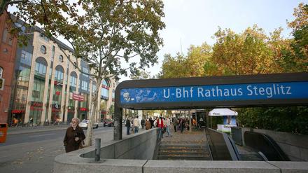 Kein Zug wird kommen. Fahrgäste in Steglitz müssen sich wochenlang auf Behinderungen einstellen.