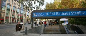 Kein Zug wird kommen. Fahrgäste in Steglitz müssen sich wochenlang auf Behinderungen einstellen.