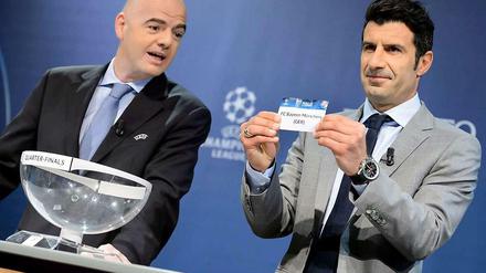 Luis Figo zieht die Bayern als letzte Mannschaft - gegen Manchester United.