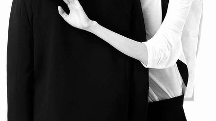 Unsere Kleider. Die Mode von Rad Hourani können Frauen und Männer tragen.