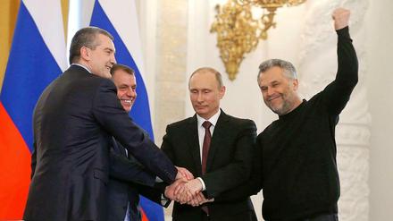 Vereinigung: Der Premierminister der Krim, Sergej Aksyonov, Parlamentssprecher Wladimir Konstantinov, Russlands Präsident Wladimir Putin und der Bürgermeister von Sewastopol, Alexei Chaliy (von links) nach der Vertragsunterzeichnung im Kreml.