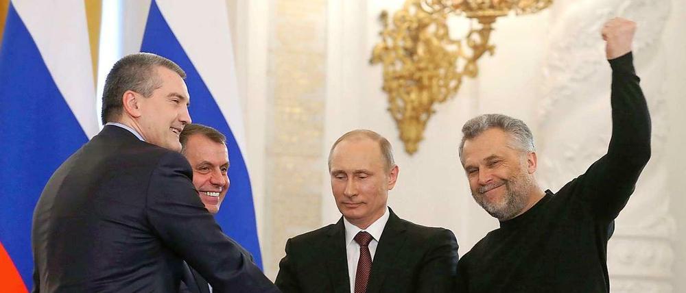 Vereinigung: Der Premierminister der Krim, Sergej Aksyonov, Parlamentssprecher Wladimir Konstantinov, Russlands Präsident Wladimir Putin und der Bürgermeister von Sewastopol, Alexei Chaliy (von links) nach der Vertragsunterzeichnung im Kreml.