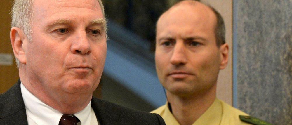 Dreieinhalb Jahre Haft: Wie es jetzt weitergeht für den Präsidenten des FC Bayern München ist ungewiss.