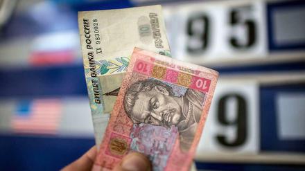 Es geht nicht nur um Energie: Europas Banken haben auch nennenswerte Summen in Russland und der Ukraine investiert. Im Bild Scheine aus beiden Ländern.