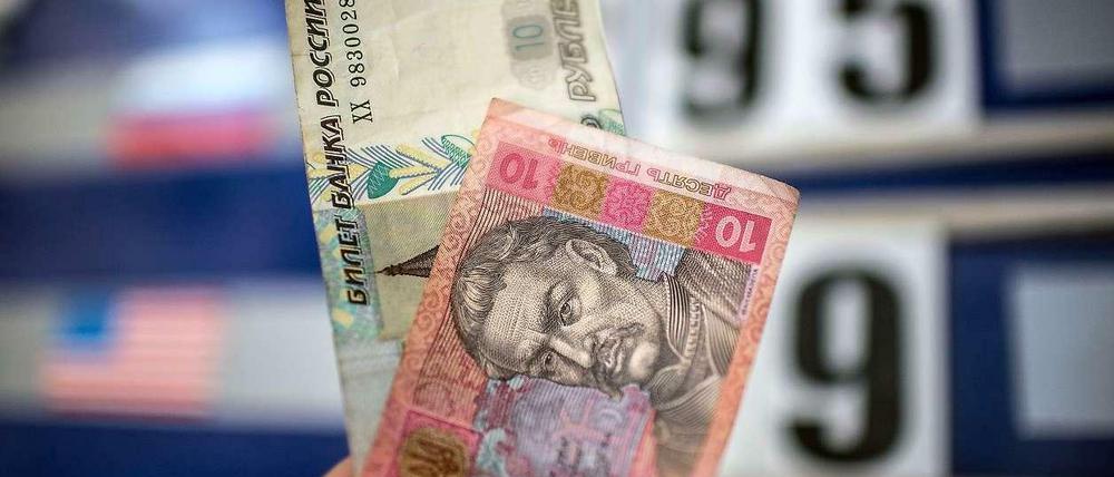 Es geht nicht nur um Energie: Europas Banken haben auch nennenswerte Summen in Russland und der Ukraine investiert. Im Bild Scheine aus beiden Ländern.