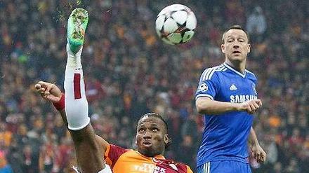 Im Hinspiel klärte Didier Drogba von Galatasary gerade noch mit einem Fallrückzieher gegen Chelsea.