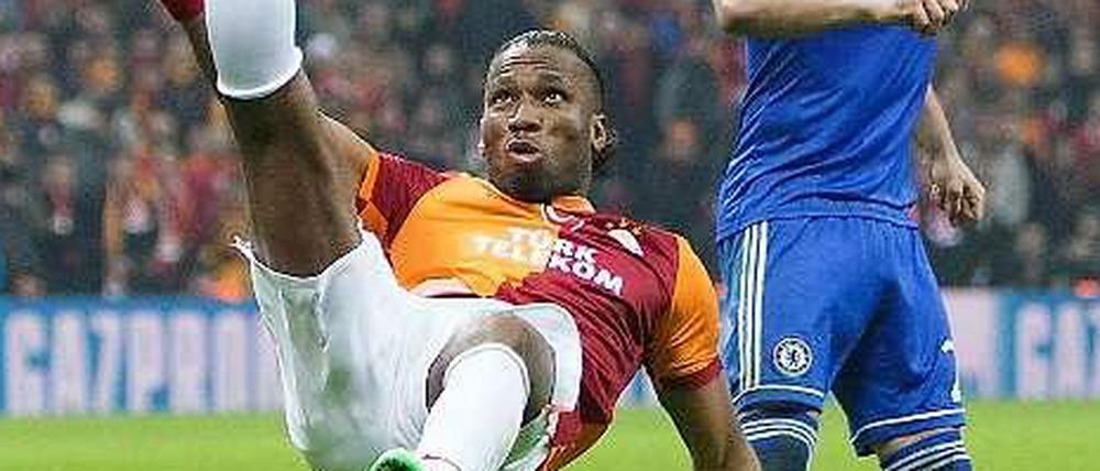 Im Hinspiel klärte Didier Drogba von Galatasary gerade noch mit einem Fallrückzieher gegen Chelsea.