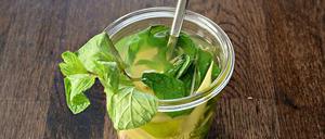 Besser als Kaffee als Starter: Tee mit frischer Minze, Ingwer und Zitronengras.