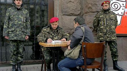 Angst vor Russland. In Kiew rekrutieren Soldaten der ukrainischen Armee Freiwillige.