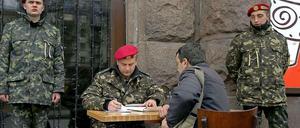 Angst vor Russland. In Kiew rekrutieren Soldaten der ukrainischen Armee Freiwillige.