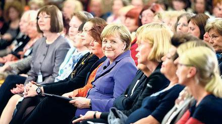 Unter Frauen. Auch die Kanzlerin netzwerkt. Das Foto zeigt sie bei einer Veranstaltung des Vereins "Meet me in Mitte", der Frauen ermutigen will, Ämter zu übernehmen.