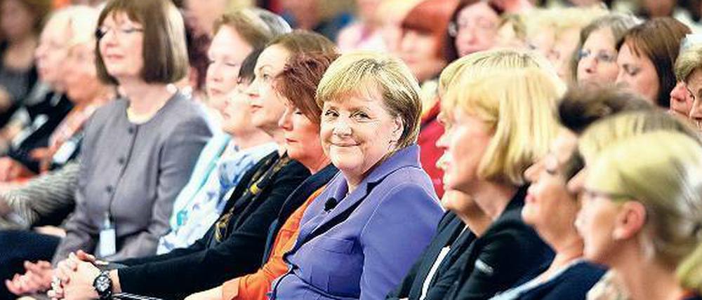 Unter Frauen. Auch die Kanzlerin netzwerkt. Das Foto zeigt sie bei einer Veranstaltung des Vereins "Meet me in Mitte", der Frauen ermutigen will, Ämter zu übernehmen.