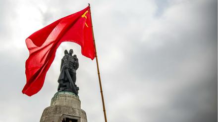 Aus alter Verbundenheit. Es ist für viele Berliner ein Ritual, am Jahrestag der deutschen Kapitulation vor dem sowjetischen Ehrenmal in Berlin Blumen und Kränze niederzulegen.