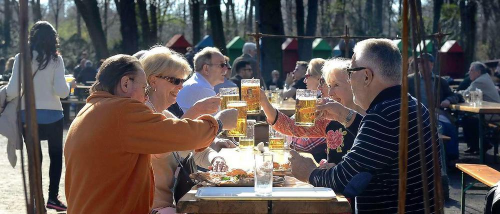Ob nach einem Spaziergang oder einer Radtour, Biergärten bringen an warmen Tagen eine spritzige Abkühlung.