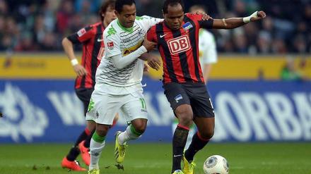 Zwei Brüder, ein Ball: Am Ende gewinnt Raffael (l.) deutlich gegen Ronny.