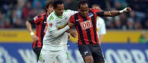 Zwei Brüder, ein Ball: Am Ende gewinnt Raffael (l.) deutlich gegen Ronny.