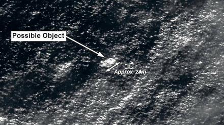 Da schwimmt etwas. Dieses sehr unscharfe Satellitenbild macht Hoffnung, das Wrack zu finden. 