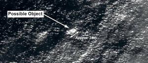Da schwimmt etwas. Dieses sehr unscharfe Satellitenbild macht Hoffnung, das Wrack zu finden. 