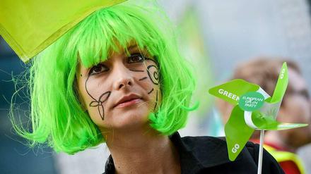 junge Fraumit grüner Perücke und kleinem grünem Windrädchen