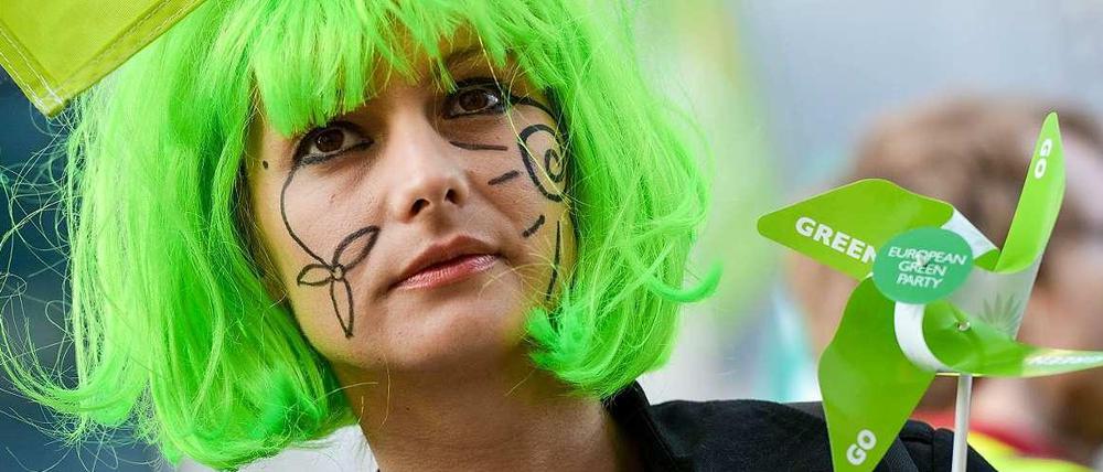 junge Fraumit grüner Perücke und kleinem grünem Windrädchen