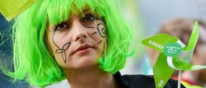 junge Fraumit grüner Perücke und kleinem grünem Windrädchen