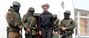 Ein ukrainischer Marinesoldat verlässt umringt von pro-russischen Milizen den Stützpunkt in Sewastopol.