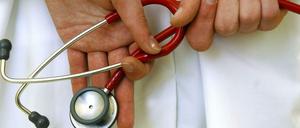 "Französische Spielerei". Im 19. Jahrhundert lehnten viele Ärzte das Stethoskop zunächst ab. Sie hörten Patienten ab, indem sie ihnen das Ohr auf die Brust legten.