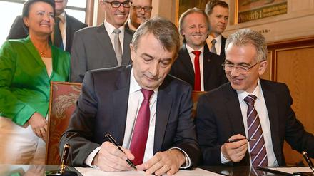 Wolfgang Niersbach (links) am Freitag bei der Unterschrift unter die entsprechende Absichtserklärung.