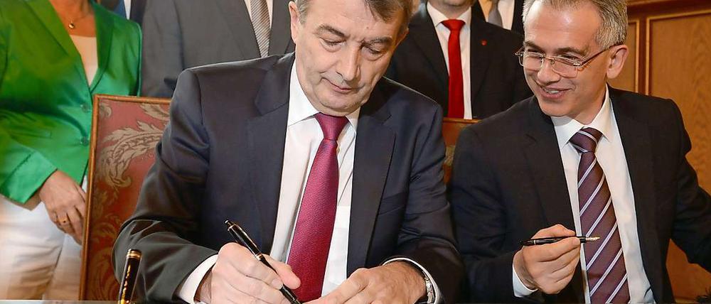 Wolfgang Niersbach (links) am Freitag bei der Unterschrift unter die entsprechende Absichtserklärung.