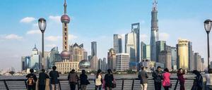 Mit Blick auf die Zukunft. Shanghais futuristische Skyline demonstriert Chinas Wohlstand. Um die Schere zwischen Arm und Reich zu schließen, muss die Führung große Reformen wagen.