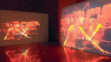 Junge Kunst aus Peking. Links „Cinema“ (2013), eine Sieben-Kanal-Videoinstallation von Fang Lu. 