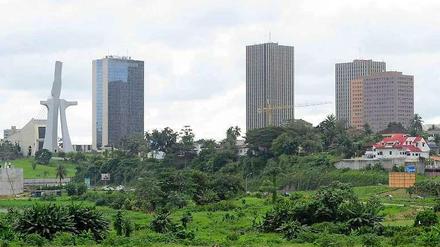 Die Skyline von Abidjan, dem größte städtischen Ballungsraum der Elfenbeinküste. Der Bezirk liegt in der Region Lagunes am Golf von Guinea.