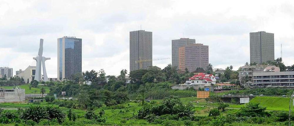 Die Skyline von Abidjan, dem größte städtischen Ballungsraum der Elfenbeinküste. Der Bezirk liegt in der Region Lagunes am Golf von Guinea.