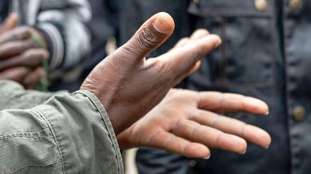 In der Verhandlungen um die Zukunft des Oranienplatzes und des Protestcamps der Flüchtlinge scheiden sich die Geister. Für diejenigen, die auf ein positives Asylverfahren hoffen können, ist der Kompromiss wertvoll. Für andere ist er obsolet.