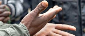 In der Verhandlungen um die Zukunft des Oranienplatzes und des Protestcamps der Flüchtlinge scheiden sich die Geister. Für diejenigen, die auf ein positives Asylverfahren hoffen können, ist der Kompromiss wertvoll. Für andere ist er obsolet.