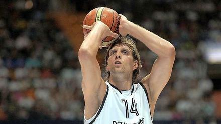 Krönender Abschluss? Dirk Nowitzki könnte 2015 mit einer Basketball-EM im eigenen Land Abschied aus dem Nationalteam nehmen, falls Deutschland das Turnier von der Ukraine übernimmt.