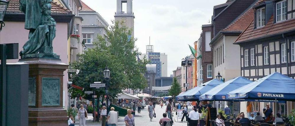 In Sichtweite. Das Foto entstand in der Altstadt Spandau - ganz hinten ist der Turm der Arcaden zu sehen.