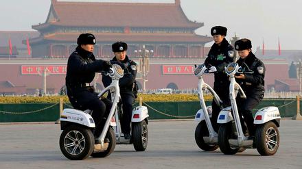 Die Polizei in Peking verfügt im Gegensatz zur Berliner Polizei über wendige Segways. Auch in Berlin wird über die Anschaffung diskutiert. 