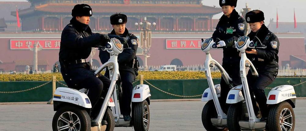 Die Polizei in Peking verfügt im Gegensatz zur Berliner Polizei über wendige Segways. Auch in Berlin wird über die Anschaffung diskutiert.