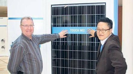 Hand in Hand. Uwe Schmorl und Jin Hong Park von Hanwha Q-Cells wissen die koreanische Flexibilität mit der deutschen Gründlichkeit zu verbinden.