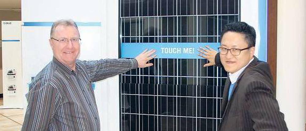 Hand in Hand. Uwe Schmorl und Jin Hong Park von Hanwha Q-Cells wissen die koreanische Flexibilität mit der deutschen Gründlichkeit zu verbinden.