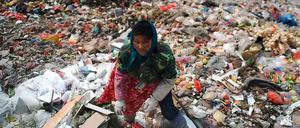 Chinesische Müllsammlerin in Qingdao, Ostchina