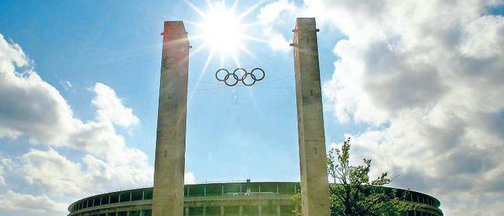 Links Bayernturm, rechts Preußenturm. Und dahinter das Stadion, in dem heute 76 000 Fans erwartet werden. 