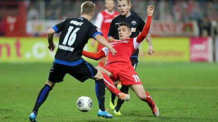 Paderborner Zange. Unions Damir Kreilach (rotes Trikot) behauptet den Ball.