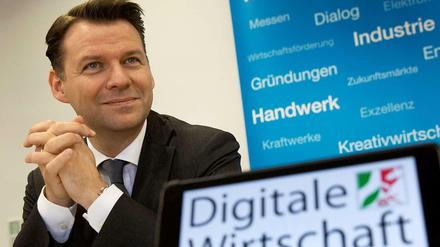 Tobias Kollmann, 43, ist Professor für E-Business und E-Entrepreneurship an der Universität Duisburg-Essen. Daneben leitet er den Beirat Junge Digitale Wirtschaft des Bundesministeriums für Wirtschaft. Seit Anfang März ist er zudem der neue Beauftragte der Landesregierung Nordrhein-Westfalen für die digitale Wirtschaft (Foto). 